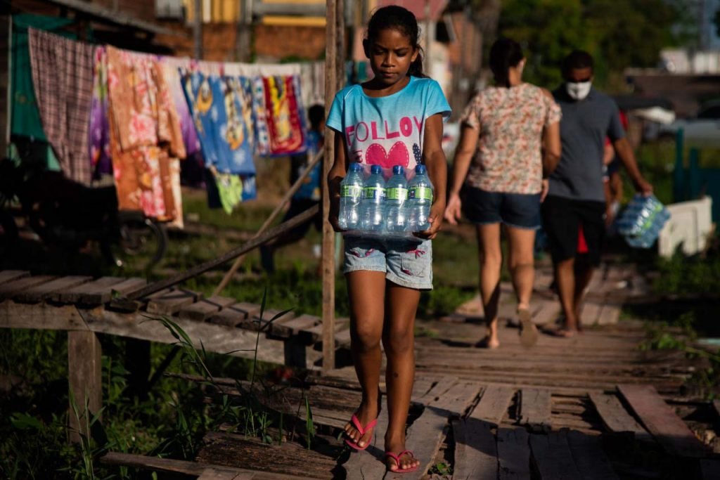 Entrega de agua mineral realizada pelo Amapá Solidário para moradores de São Lázaro, Zona Norte de Macapá