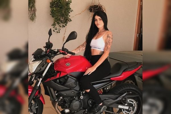 Rainha do grau, má influencer de MT pilota sem CNH, empina moto