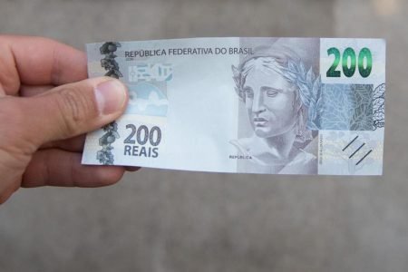 200 reais