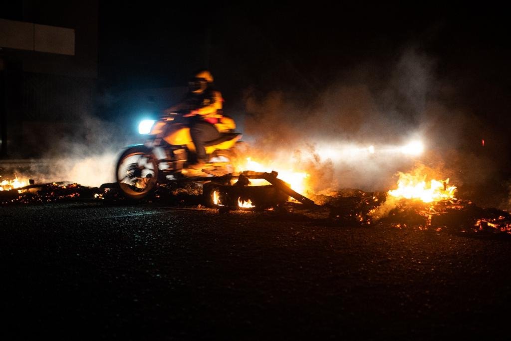 Moradores do bairro Jardim Felicidade alegam falha no fornecimento de energia e protestam contra apagão no Amapá