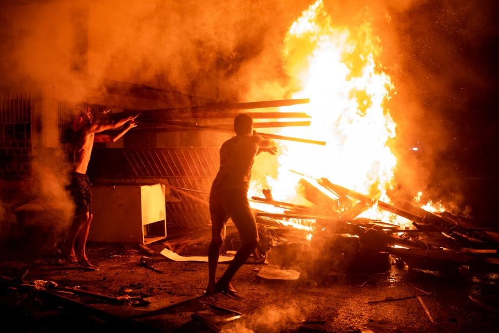Moradores do bairro Jardim Felicidade alegam falha no fornecimento de energia e protestam contra apagão no Amapá