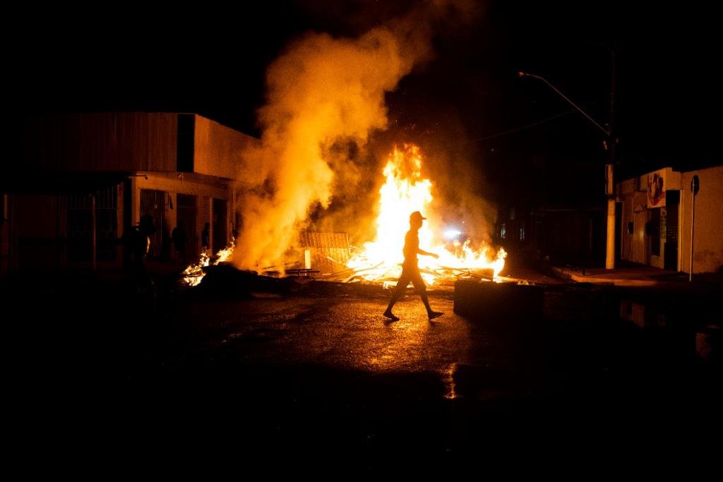 Moradores do bairro Jardim Felicidade alegam falha no fornecimento de energia e protestam contra apagão no Amapá