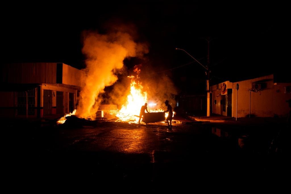 Moradores do bairro Jardim Felicidade alegam falha no fornecimento de energia e protestam contra apagão no Amapá