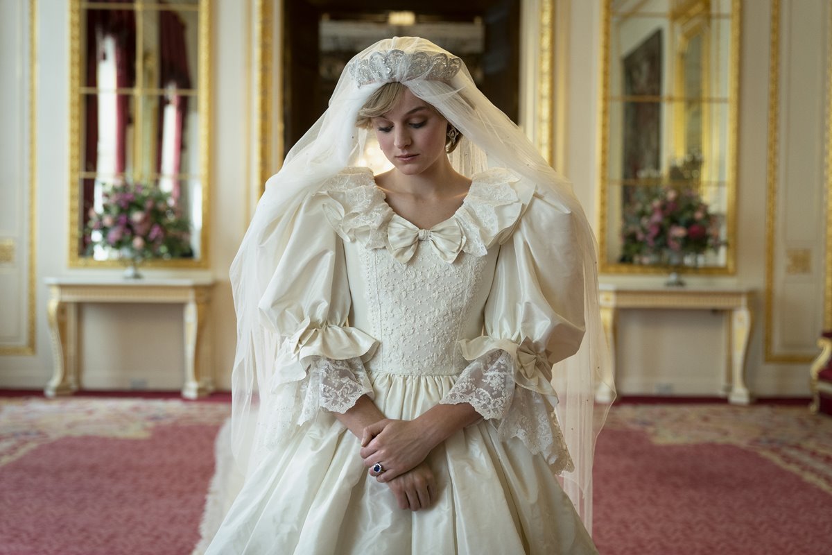 Princesa Diana na quarta temporada da série The Crown, usando vestido de casamento