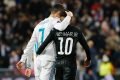 Cristiano Ronaldo e Neymar abraçados