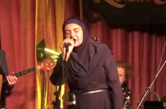 Foto colorida de Sinead O'Connor - Metrópoles