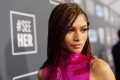 Zendaya em premiação, usando rosa