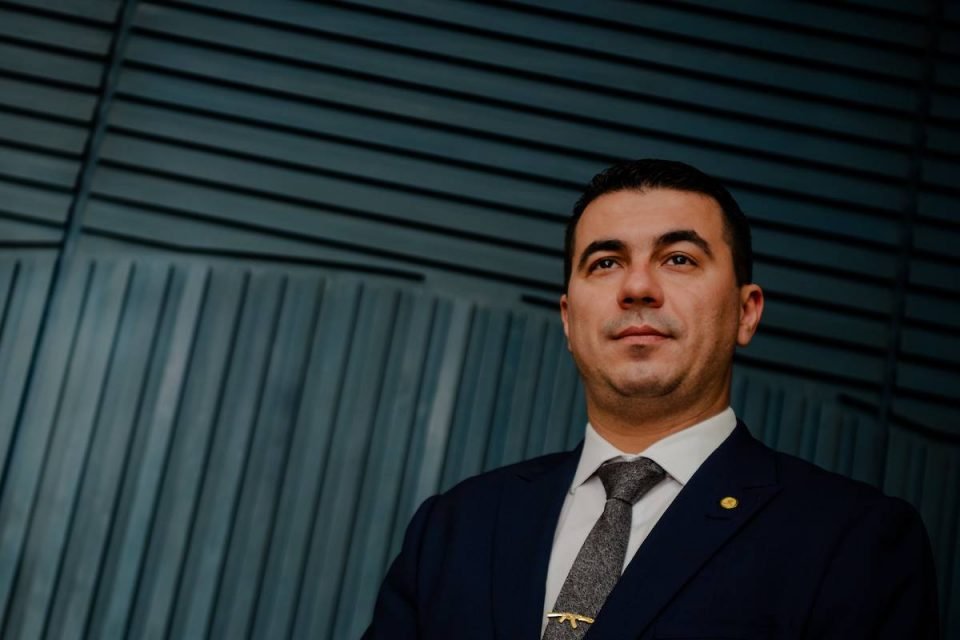 Justiça determina penhora de 10% do salário do deputado Luis Miranda |  Metrópoles