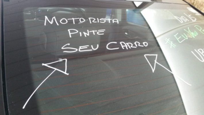 Carro pintado com dizeres