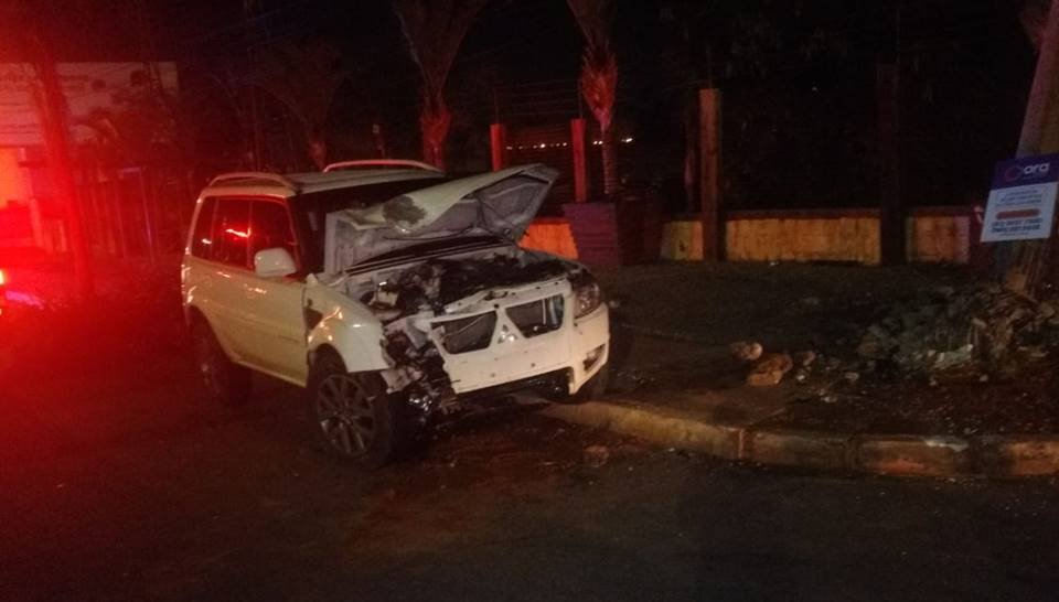 Carro bate em poste em Vicente Pires e deixa Vicente Pires sem luz