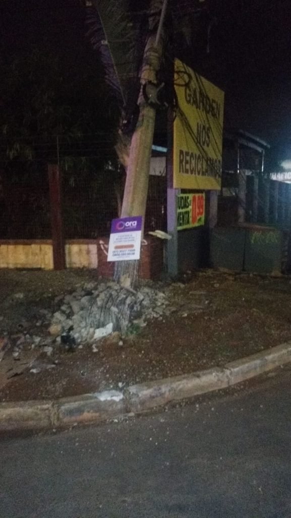 Poste derrubado após acidente em Vicente Pires