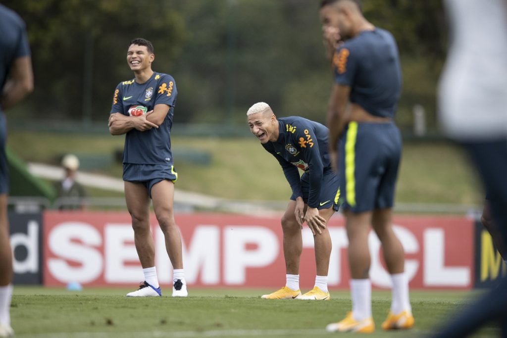 Thiago Silva sorri em treino da Seleção