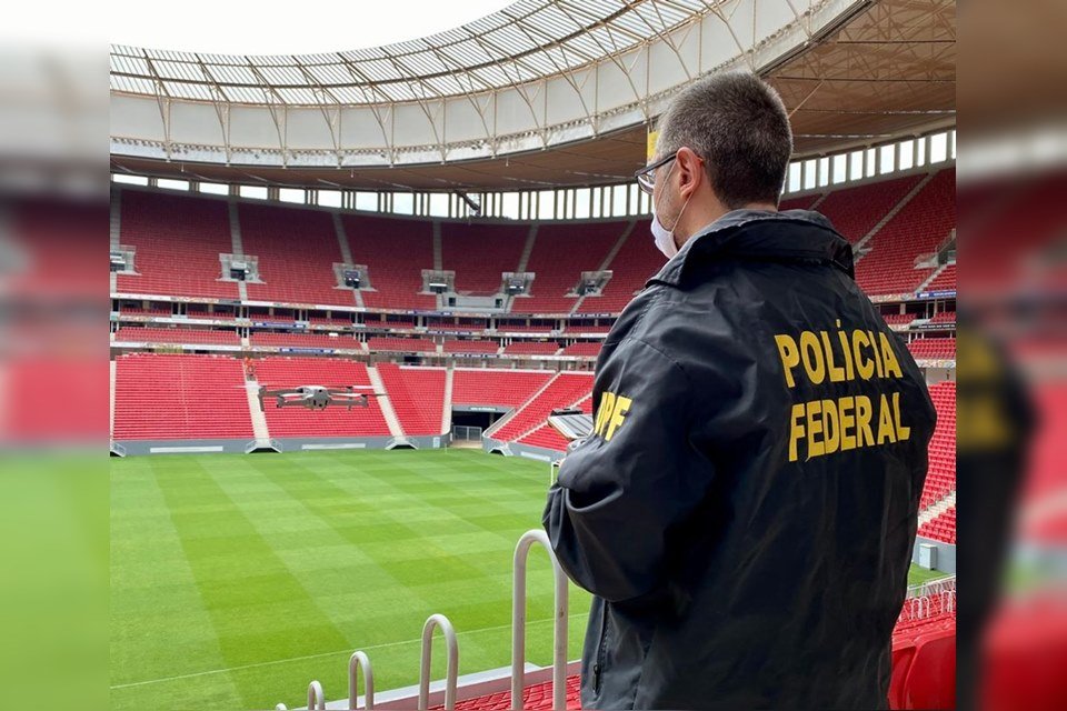Policial federal faz teste com drone no Estádio Mané Garrincha