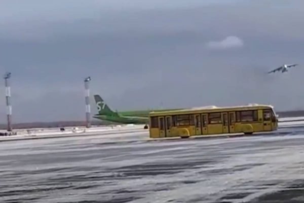 Avião Antonov faz pouso forçado na Rússia