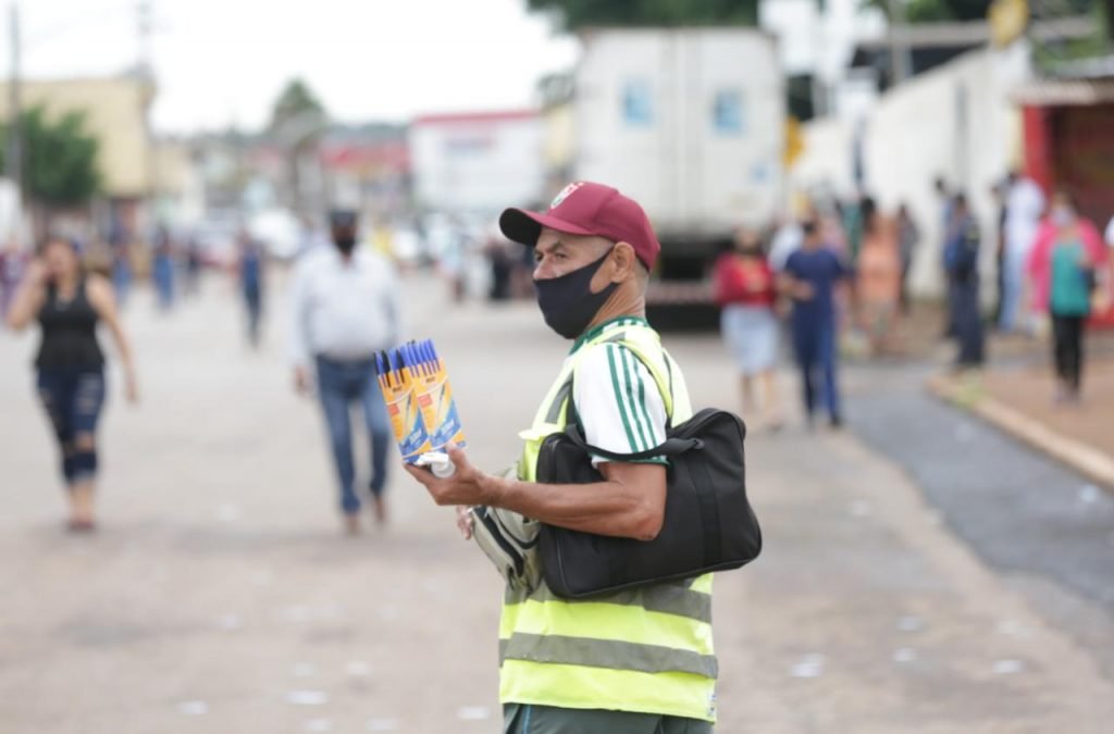 ambulante vende caneta durante Eleições 2020, cidade de Novo Gama 11