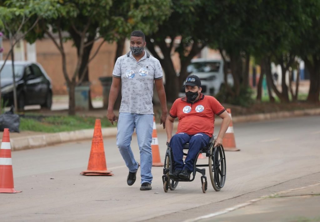 Candidato cadeirante critica falta de acessibilidade no Entorno