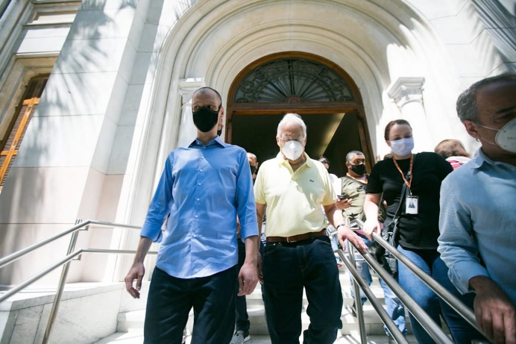 Fernando Henrique Cardoso vota em Higienopolis, acompanhado do candidato Bruno Covas12