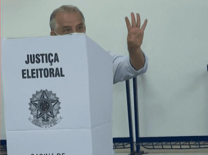 Márcio França vota no Itaim Bibi em São Paulo