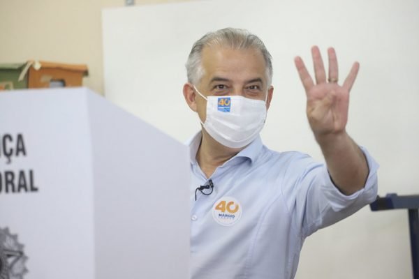 Márcio França vota em SP e faz gesto alusivo ao seu número de urna. Foto: Fernanda Luz/Divulgação