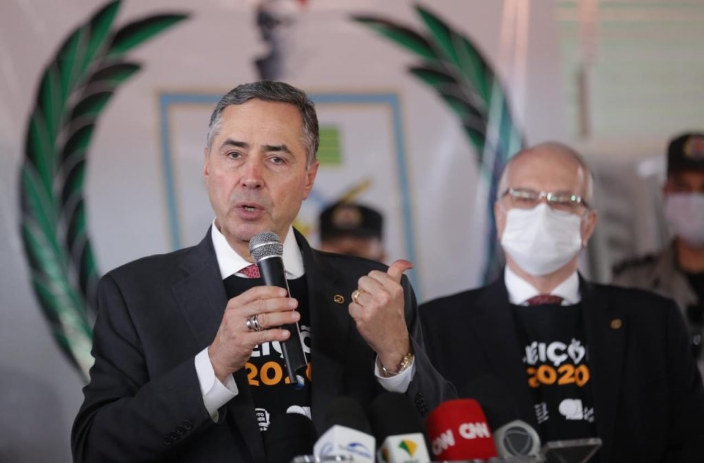 Presidente TSE Roberto Barroso e vice-presidente Edson Fachinvisita as demonstrações de novas tecnologias para o voto do projeto Eleições do Futuro