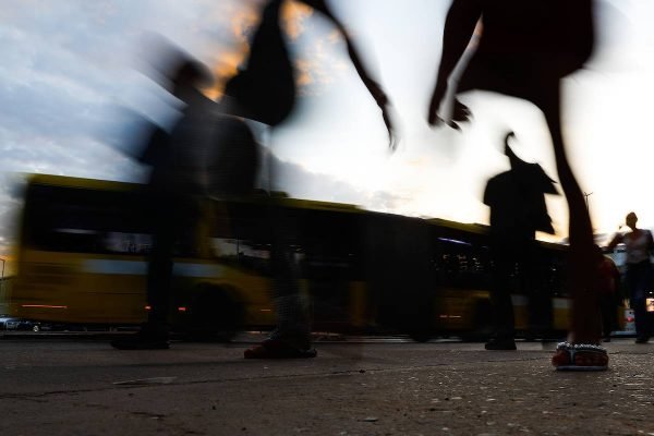Pessoas andando na rua