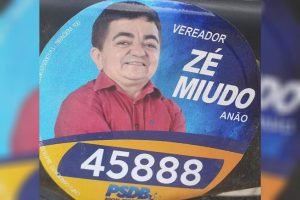 Anão que viralizou no colo de Bolsonaro é reeleito vereador em Sergipe