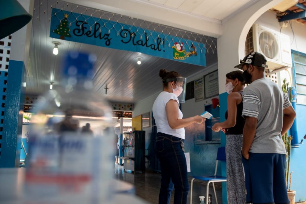 Fila longa e aglomeração na entrada do CIEM, zona eleitoral em Planaltina de Goiás