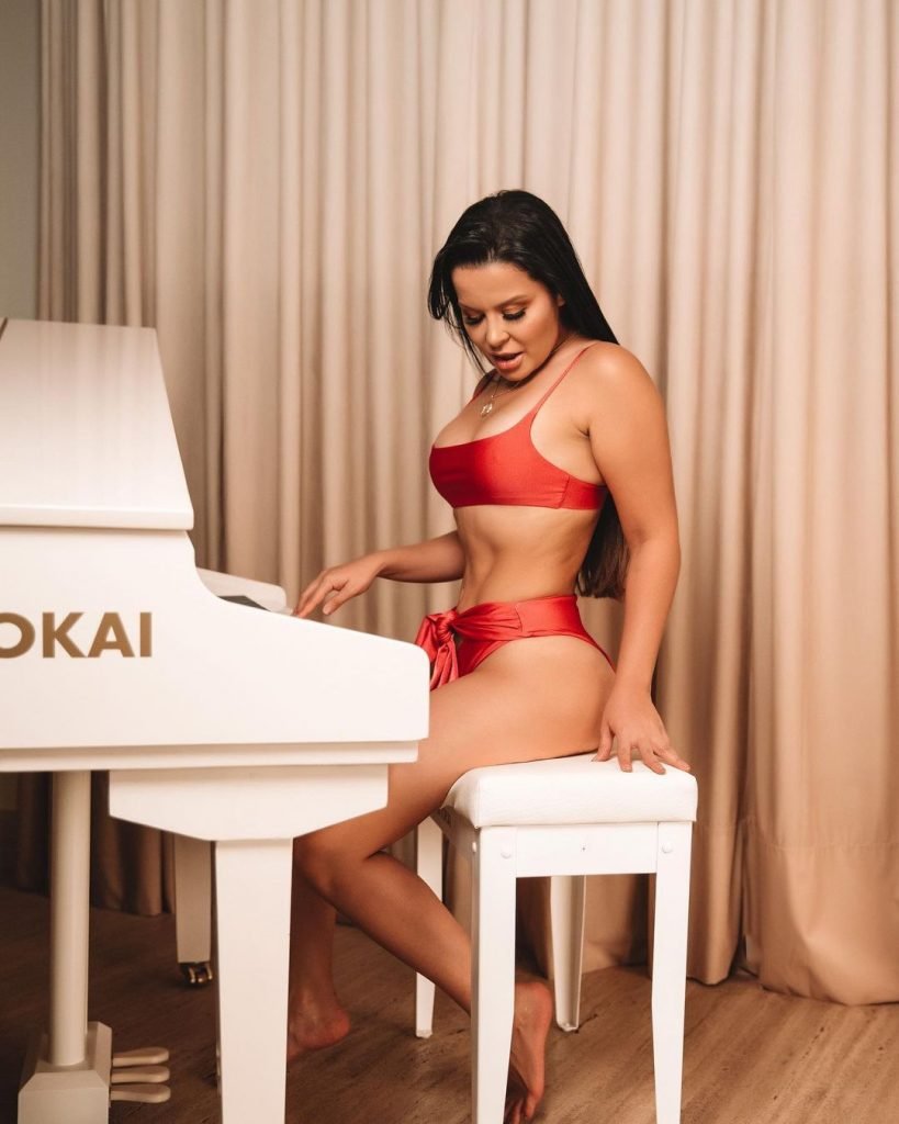 Maraísa de lingerie vermelha