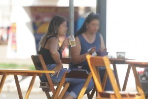 Flagrante de venda de bebida alcoólica em frente ao local de votação na cidade de Luziânia