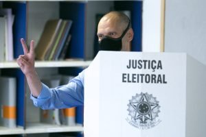 O candidato à reeleição da prefeitura de SP, Bruno Covas, vota em Vila Ida