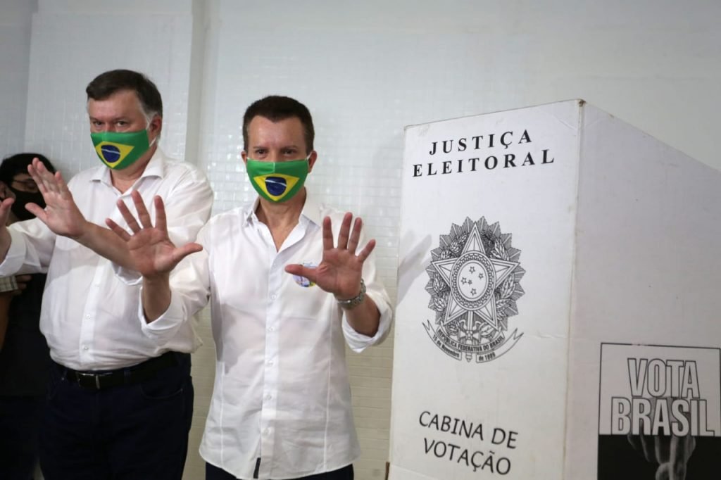 Celso Russomanno (Republicanos), candidato à prefeitura de São Paulo, chega no colégio Santo Américo para seu voto, na zona sul da capital Paulista