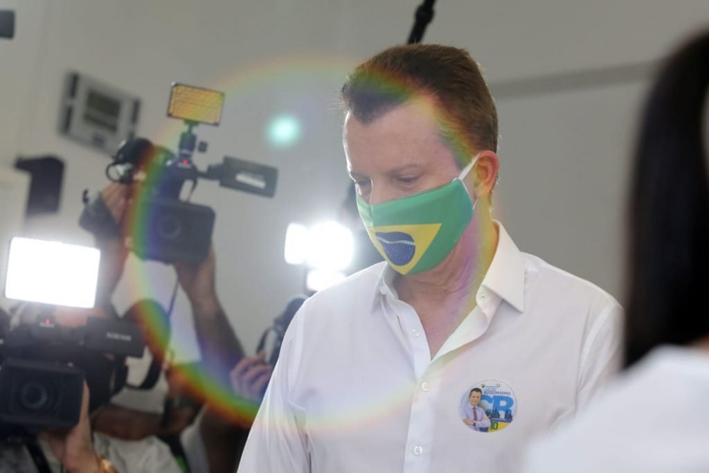 Celso Russomanno (Republicanos), candidato à prefeitura de São Paulo, chega no colégio Santo Américo para seu voto, na zona sul da capital Paulista