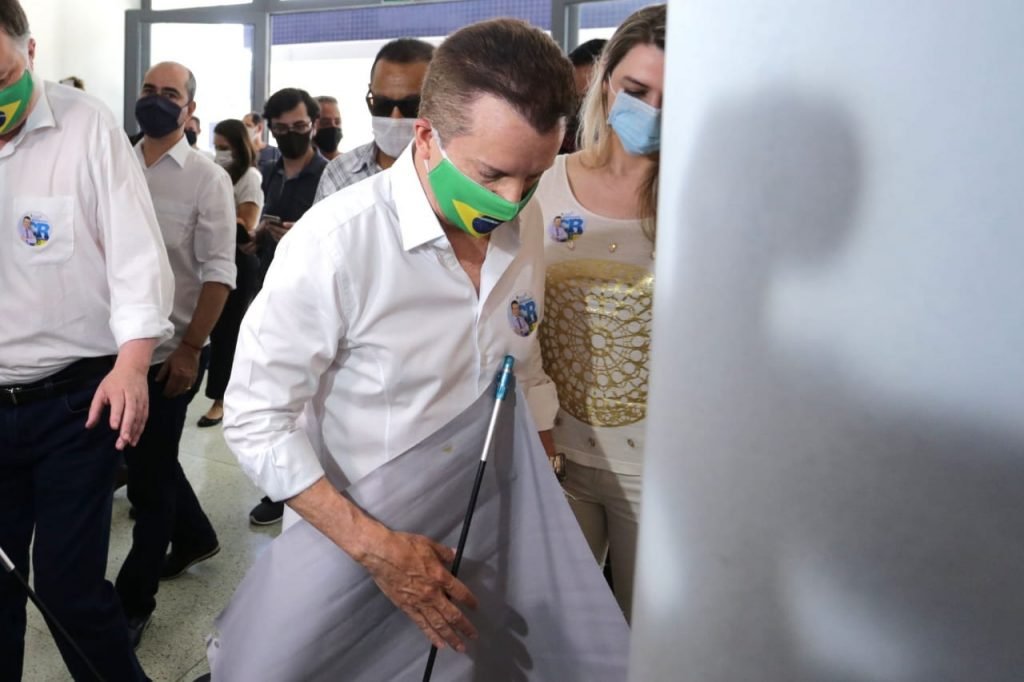 Celso Russomanno (Republicanos), candidato à prefeitura de São Paulo, chega no colégio Santo Américo para seu voto, na zona sul da capital Paulista