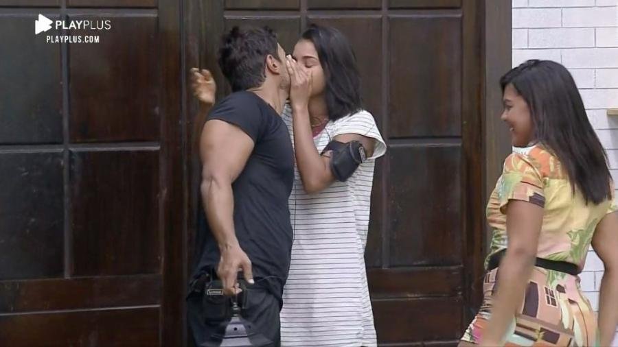 Mariano beijando jakelyne