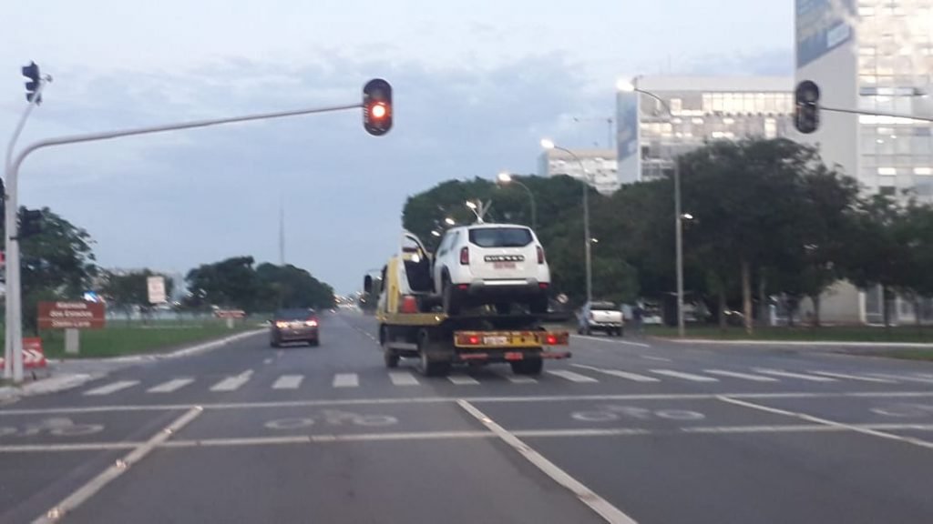Veículo sem motorista invade espelho d'água do Palácio da Justiça