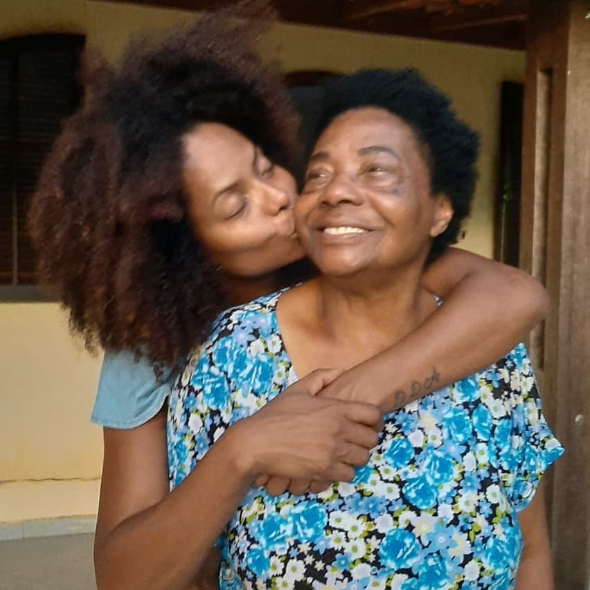 adriana bombom mãe ernestina