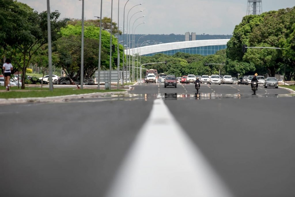 faixa exclusiva onibus eixo monumental brasilia df 9