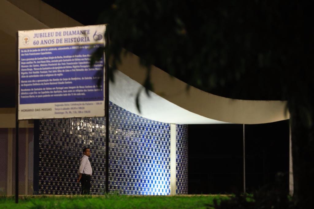 Igrejinha de Brasília sendo vigiada por segurança contratada pelo párocos 9