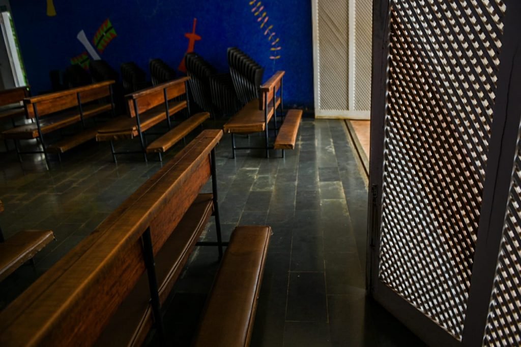 igrejinha conserta o estrago que o ladão fez ao entrar na igreja da 308 sul