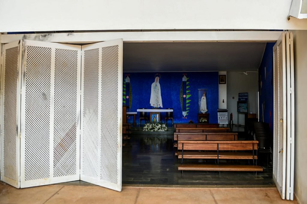 igrejinha conserta o estrago que o ladão fez ao entrar na igreja da 308 sul