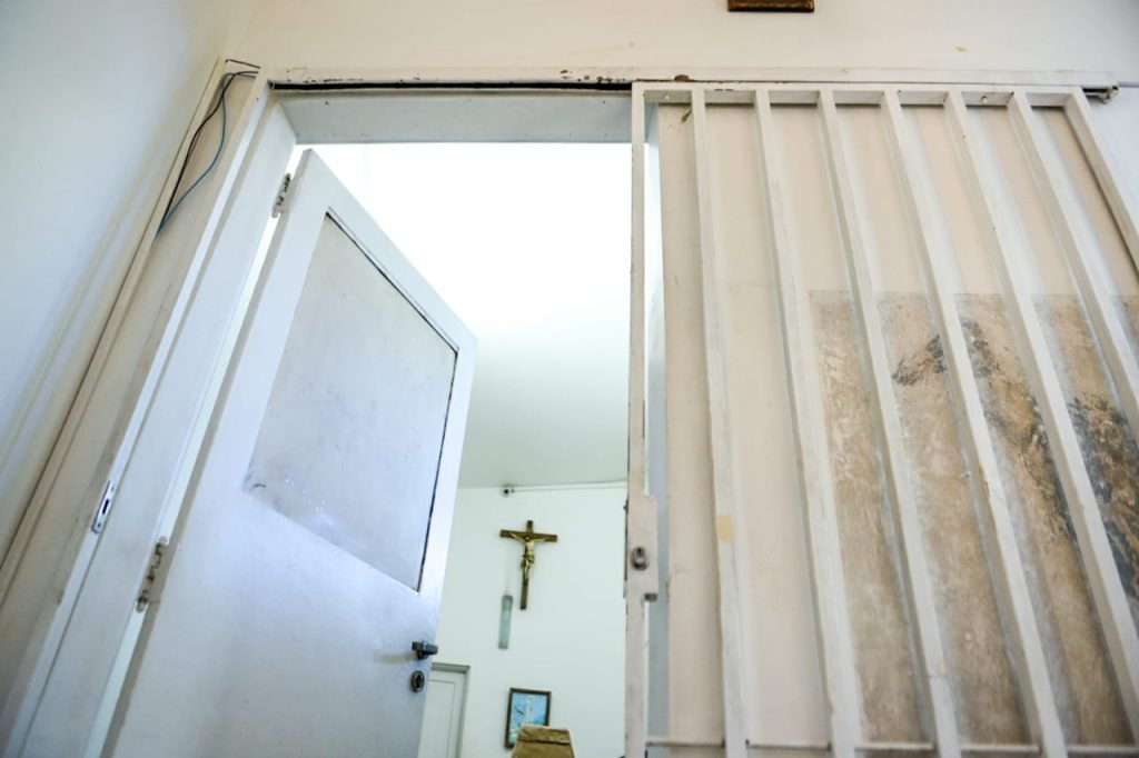 igrejinha conserta o estrago que o ladão fez ao entrar na igreja da 308 sul