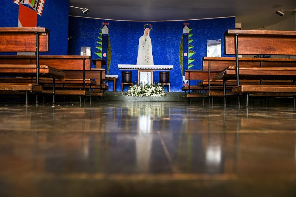 igrejinha conserta o estrago que o ladão fez ao entrar na igreja da 308 sul