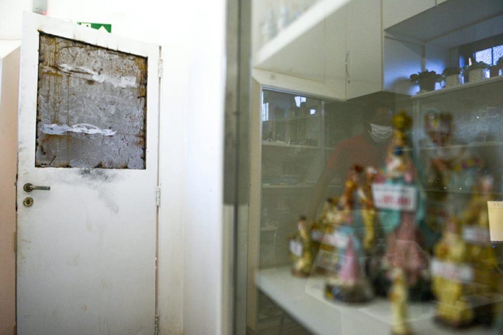 igrejinha conserta o estrago que o ladão fez ao entrar na igreja da 308 sul