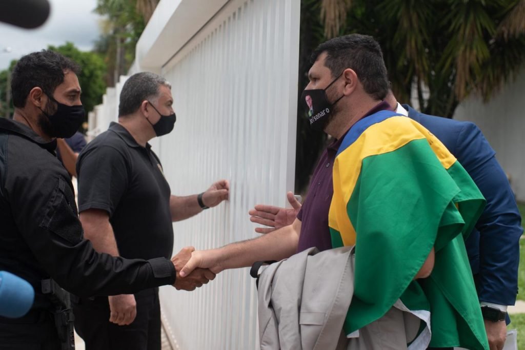 logueiro bolsonarista Oswaldo Eustáquio, após a determinação de prisão domiciliar e tornozeleira eletrônica