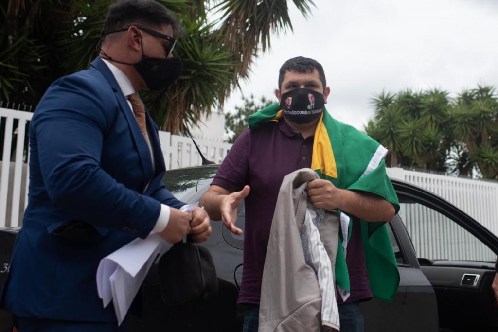logueiro bolsonarista Oswaldo Eustáquio, após a determinação de prisão domiciliar e tornozeleira eletrônica