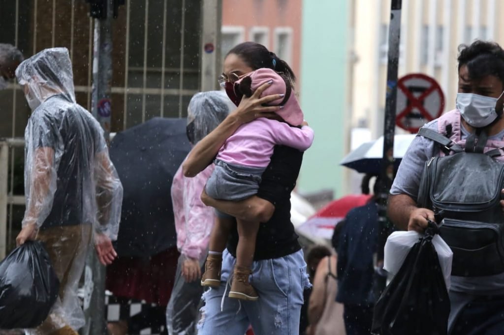 Pessoas aglomeradas se protegem da chuva na região central de São Paulo