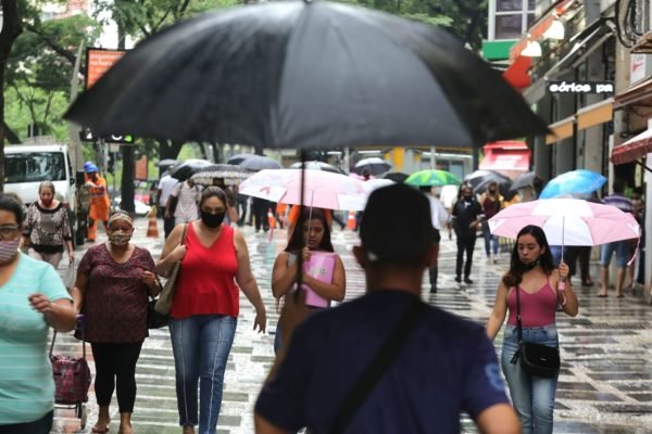 Pessoas aglomeradas se protegem da chuva na região central de São Paulo