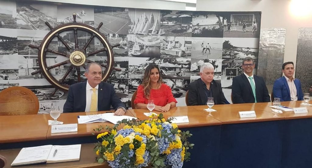 Edison Garcia ao lado da vice-presidente do Conselho Deliberativo, a juíza Ana Cláudia Barreto