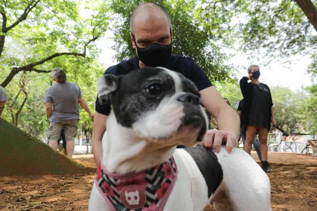 Bruno Covas passeio com cães no ParCão em SP