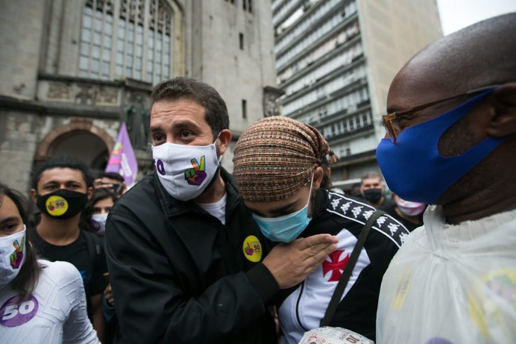 Guilherme Boulos faz caminhada no Centro ao lado de Orlando Silva e Gilmar Tatto